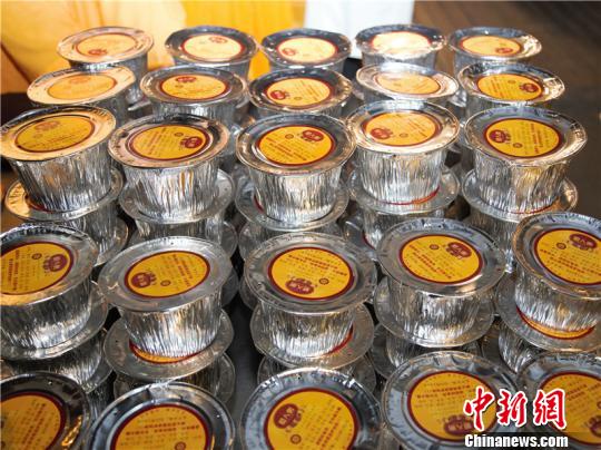 杭州灵隐寺腊八粥正式开锅熬制。　灵隐寺提供 摄