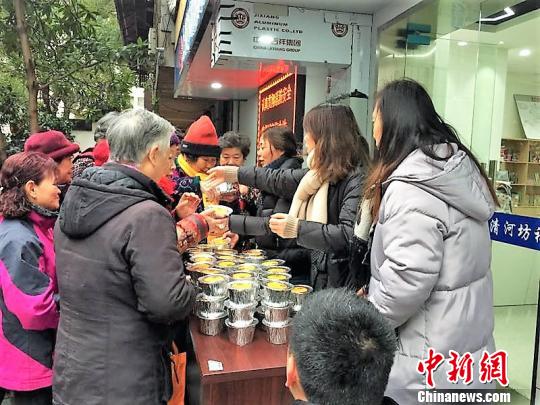 杭州灵隐寺腊八粥正式分发。　灵隐寺提供 摄