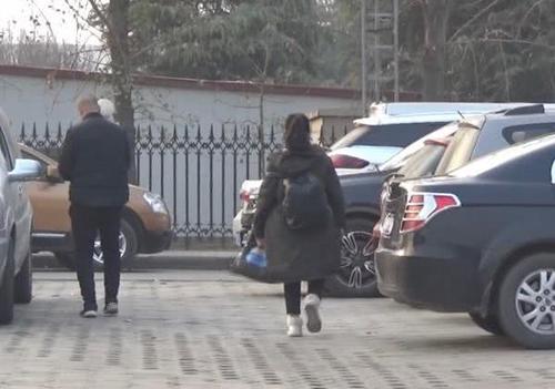 初中女生遭同学辱骂不愿回家 父亲:天塌了爸给你顶