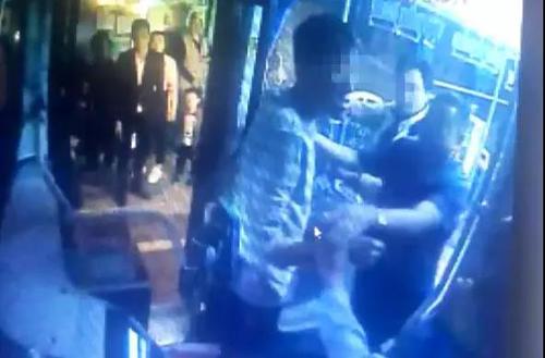 男子扬招公交车没停 竟乘摩的追公交上车暴打司机