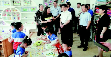 大兴区政协主席吴问平带队深入学校调研