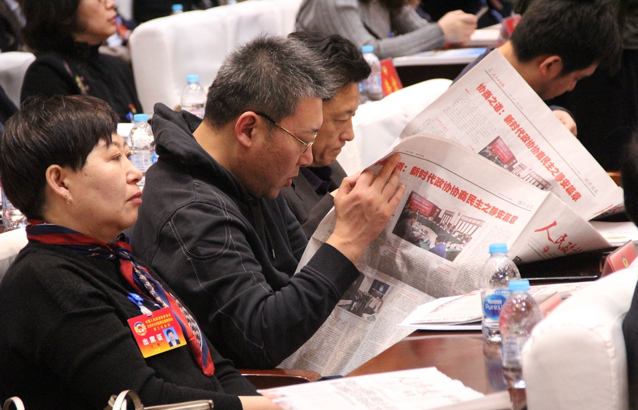 委员们阅读《人民政协报》