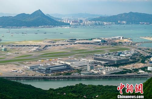 香港机场管理局1月13日公布，香港国际机场2018年交通量录得持续增长，机场客运量、飞机起降量及货运总量三项航空交通量均创下年度新高。数据显示，2018年，香港国际机场机场客运量为7470万人次，飞机起降量达427725架次，分别按年上升2.5%及1.7%。货运总量亦同比增加1.5%至510万公吨。图为香港国际机场。<a target='_blank' href='http://www.chinanews.com/'>中新社</a>记者 张炜 摄