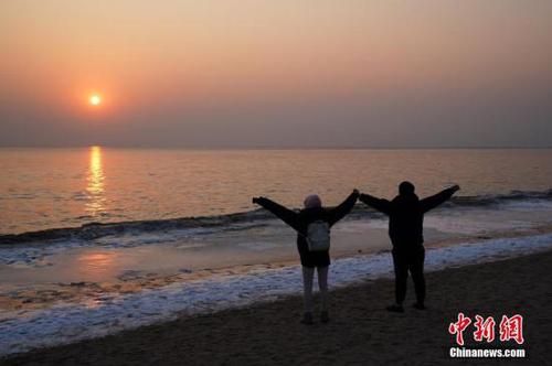 资料图:日出。<a target='_blank' href='http://www.chinanews.com/'>中新社</a>记者 崔楠 摄 点击进入下一页