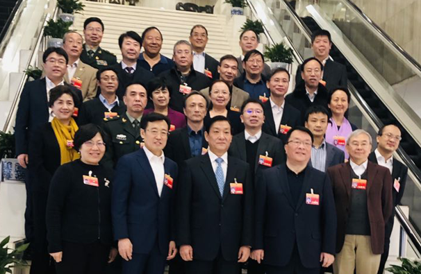 “走！咱们拍张全家福”