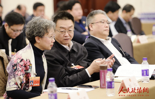 005在全面加强生态文明建设 建设天蓝水清土净地绿的美丽北京联组讨论会上阎军委员（右）和刘红委员讨论_副本