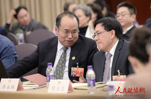 006在全面加强生态文明建设 建设天蓝水清土净地绿的美丽北京联组讨论会上廖永林委员（左）和周玉忠委员（右）交流_副本