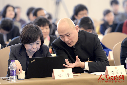 0012实施乡村振兴战略 推进美丽乡村建设联组会上张秀委员（左）和李鸿泓委员（右）交流_副本