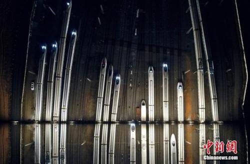 1月20日凌晨，在中国铁路南昌局集团有限公司南昌西动车所的存车线上，一列列完成检修的动车组集结完毕，犹如“陆地航母”一般，蓄势待发，即将服务春运。为期40天的2019年春运从1月21日起至3月1日止。据了解，2019春运期间，南昌局集团公司南昌西动车所配属的53组CRH380A型动车组，19组CRH2A型动车组将全部上线，600余名动车机械师将24小时倒班，为旅客提供更美好的出行体验。文/刘占昆 图/丁波