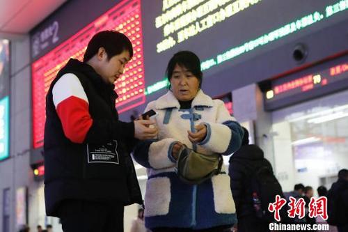 1月6日，在铁路上海虹桥站，旅客正在购买车票前往自己的目的地。殷立勤 摄