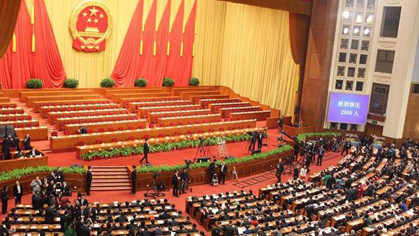 地方两会派发“红包”