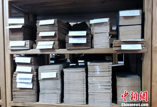 岳麓书社收藏了很多古籍。　邓霞 摄