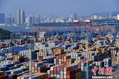 资料图：繁忙的福建厦门海沧嵩屿码头。<a target='_blank' href='http://www.chinanews.com/'>中新社</a>记者 王东明 摄