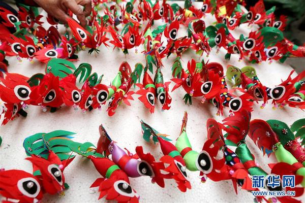 　1月25日，山东省枣庄市的民间手工艺人何夫皊在家中整理缝制的“春鸡”，准备到年集上售卖。
