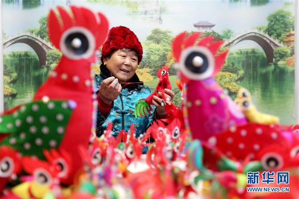 1月25日，山东省枣庄市的民间手工艺人何夫皊在家中缝制“春鸡”，准备到年集上售卖。