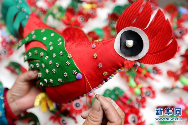 1月25日，山东省枣庄市的民间手工艺人何夫皊在家中缝制“春鸡”，准备到年集上售卖。2
