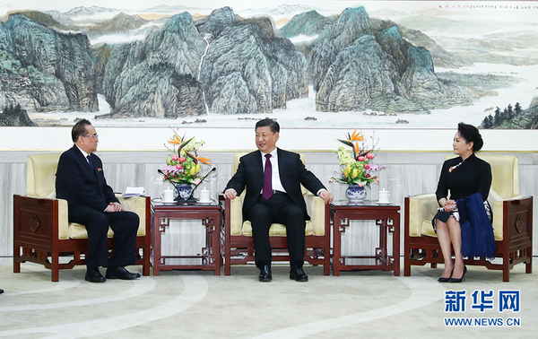 　1月27日，中共中央总书记、国家主席习近平和夫人彭丽媛在北京会见以朝鲜劳动党中央政治局委员、中央副委员长、国际部部长李洙墉为团长的朝鲜友好艺术团。