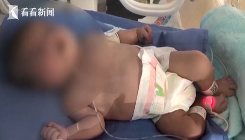 不足2月大女婴被弃天桥 家属留字条称万不得已