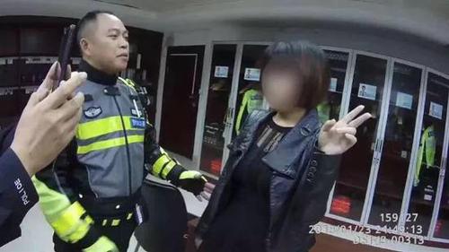 醉驾女子警局卖萌 被拘留怒吼:我杀人还是放火了