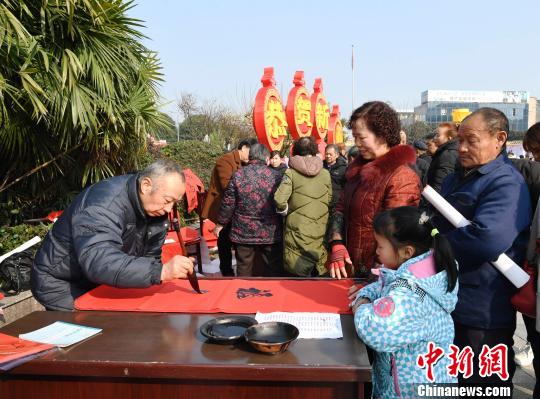 为民众书写春联。　安源 摄