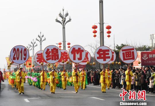 民俗巡游现场。　安源 摄