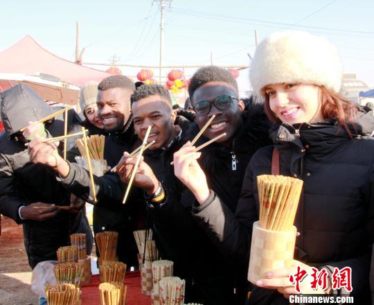 炫炫拿筷子的姿势！　赵桂华 摄