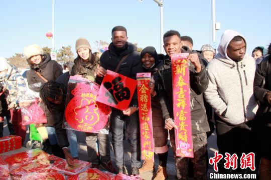 和春联、福字合影。　赵桂华 摄