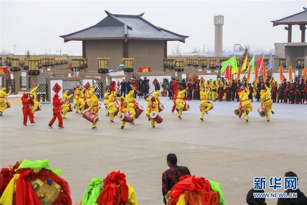 1月27日，甘肃张掖市甘州区碱滩镇古城村村民排练太平鼓。春节临近，各地举行形式多样的民俗活动，迎接新的一年。