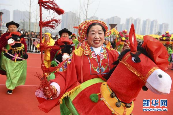 1月28日，民间艺人在安徽亳州市体育馆广场表演民俗节目。春节临近，各地举行形式多样的民俗活动，迎接新的一年。