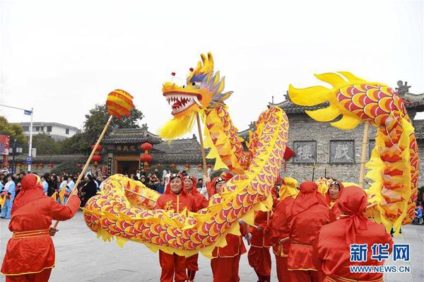 1月28日，民间艺人在安徽亳州市花戏楼进行民俗表演。春节临近，各地举行形式多样的民俗活动，迎接新的一年。