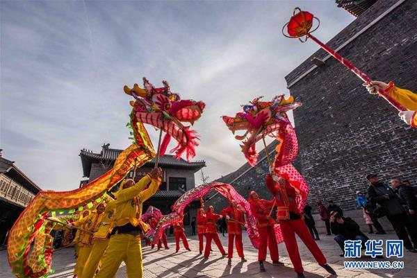 1月28日，民间艺人在山东潍坊青州市古城景区表演舞龙。春节临近，各地举行形式多样的民俗活动，迎接新的一年。