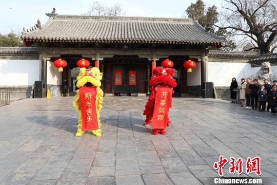 孔祥胜告诉记者，春节是中国人心中最重要的传统节日之一，而孔府自古以来，传承着规模最盛大的中华民族春节礼仪，和现存最古老、最完整的中国家庭过年模式。“中华文化一脉相承，让孔府年俗得以保存完整，孔府档案里对年俗的各种礼节、程序等相关内容记载详细。”　孙广哲　摄