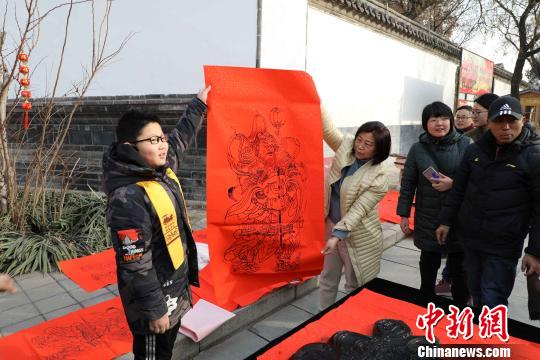 图为游客与孔府门神合影。　孙广哲　摄