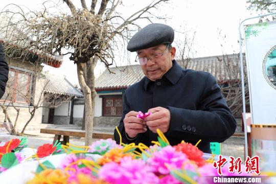 记者当日在现场看到，此次活动以“传统民俗+非遗展示”的形式呈现，游客除了能体验孔府新春习俗外，还可近距离了解楷雕、绢花、布老虎、面塑等非物质文化遗产制作工艺。　孙广哲　摄