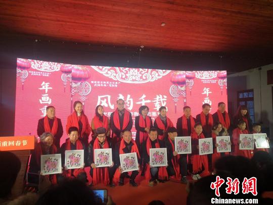 向10位属猪市民赠送武强年画《生肖猪》。　陈贺芝 摄