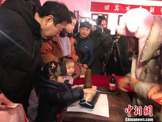 小朋友体验武强木版年画印刷技艺。　陈贺芝 摄