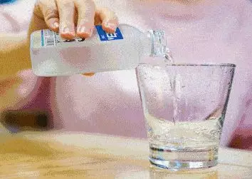 因女朋友提分手 13岁男孩路边连吹三瓶白酒解愁