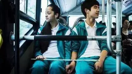 因女朋友提分手 13岁男孩路边连吹三瓶白酒解愁