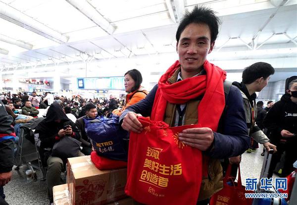 1月30日，快递员张义好（前）在上海虹桥火车站候车。