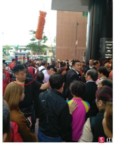 男子旅游拒买纪念品遭导游2分钟怒斥14次:不买下车