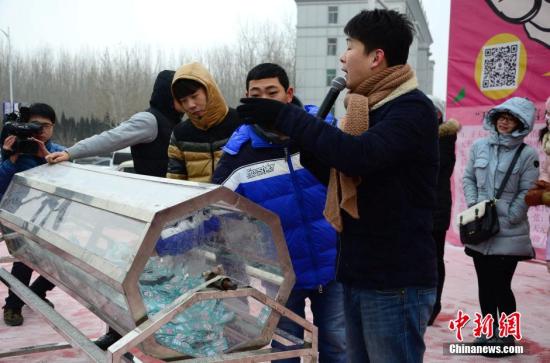 资料图:一商家举办促销抽奖活动。图片来源:视觉中国 资料图:一商家举办促销抽奖活动。图片来源:视觉中国