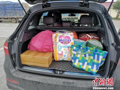 图为自驾去海南与家人过年的郭女士带的行李——给家人购置的新衣服,给孩子的奶粉和尿不湿。 韩璐 摄 图为自驾去海南与家人过年的郭女士带的行李——给家人购置的新衣服,给孩子的奶粉和尿不湿。 韩璐 摄