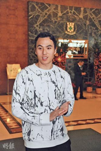 三房的何猷启代父亲传话,叫大家不用担心。(图:香港《明报》网站/钟伟茵 摄) 点击进入下一页