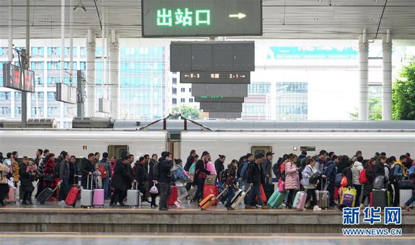 2月10日，乘坐D6503次列车的旅客到达福州站。