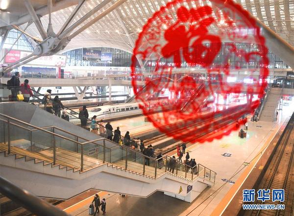 2月10日，旅客有序进入武汉站乘车。