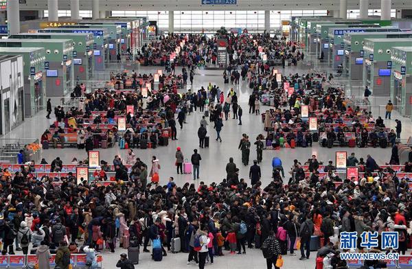 2月10日，旅客在南昌火车西客站候车。