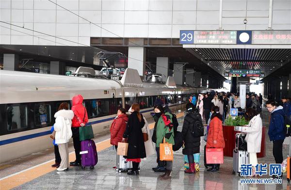 2月10日，旅客在郑州东站站台等待乘车。