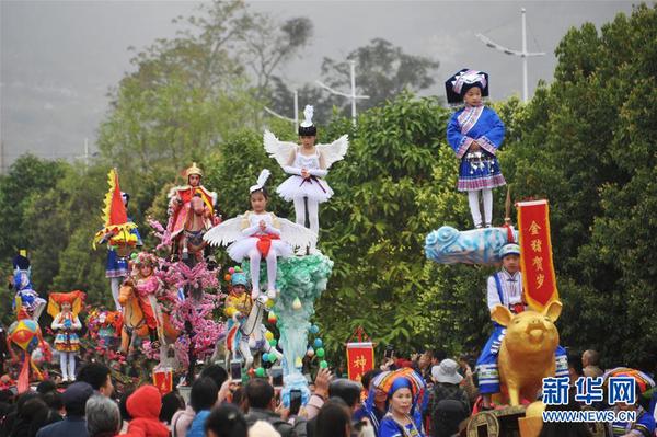 2月11日，巡游队伍行进在广西靖西市街道上。