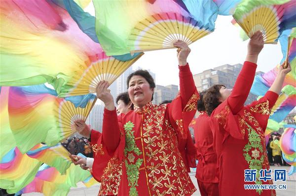 2月11日，一支秧歌队在山东省临沂市城邦广场进行表演。