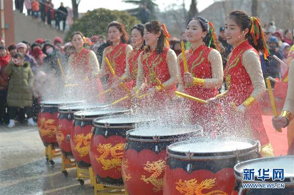 2月11日，在山东青岛崂山区王哥庄贺新春民间文艺展演活动上，社区居民表演《龙鼓闹春》。
